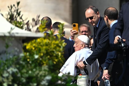 Papa Francesco torna tra i fedeli in piazza San Pietro 1
