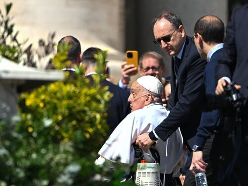 Papa Francesco torna tra i fedeli in piazza San Pietro