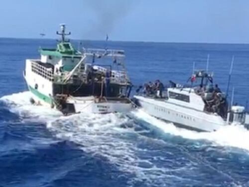 Lampedusa, battaglia navale e spari: peschereccio tunisino sperona la Gdf