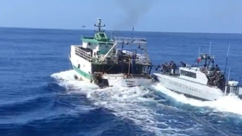 Lampedusa, battaglia navale e spari: peschereccio tunisino sperona la Gdf