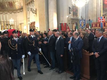 Sparatoria Trieste, il cordoglio ai funerali dei due agenti uccisi 3
