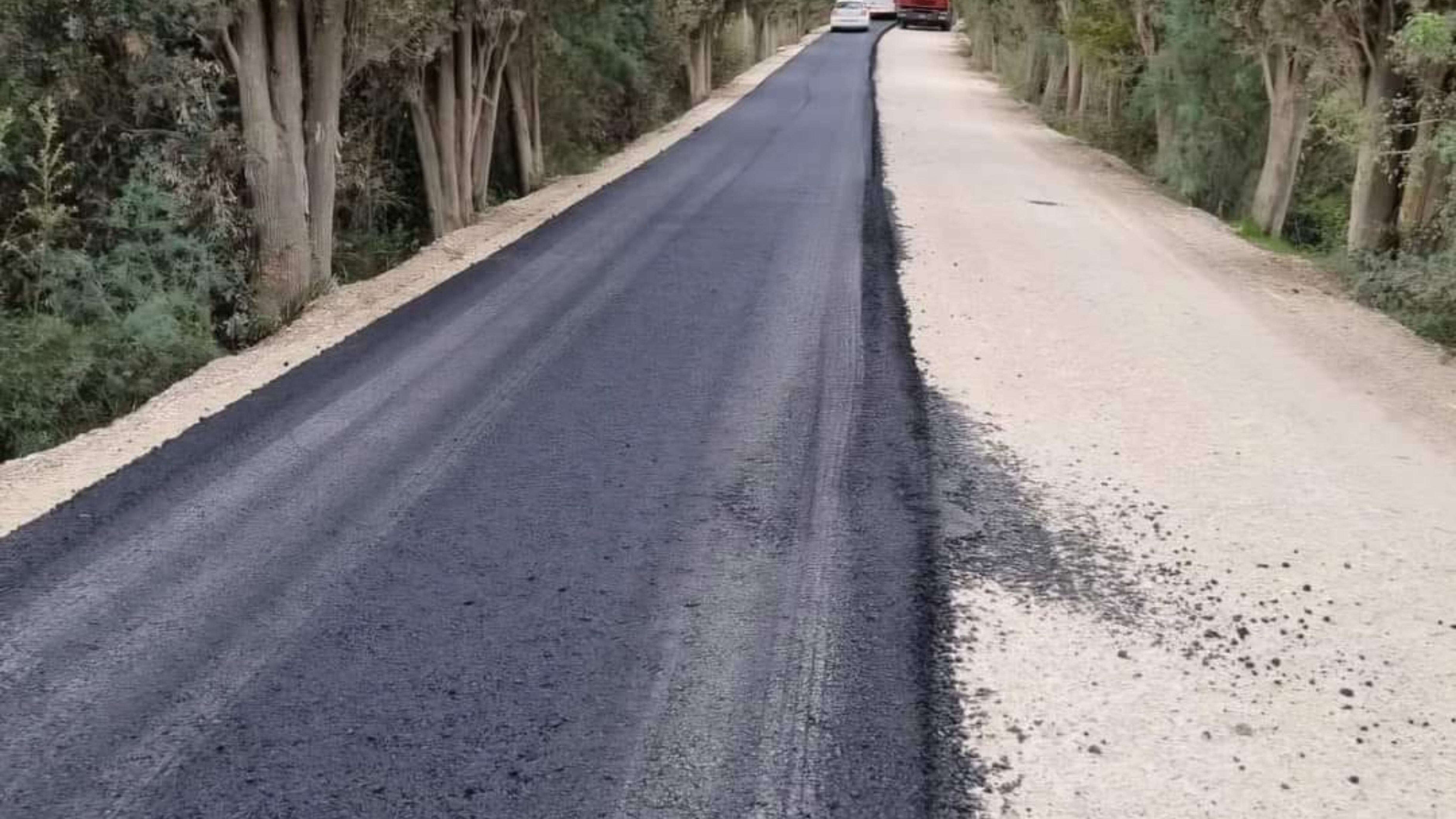 Così vogliono asfaltare le strade bianche del grande ciclismo. E scoppia la bufera