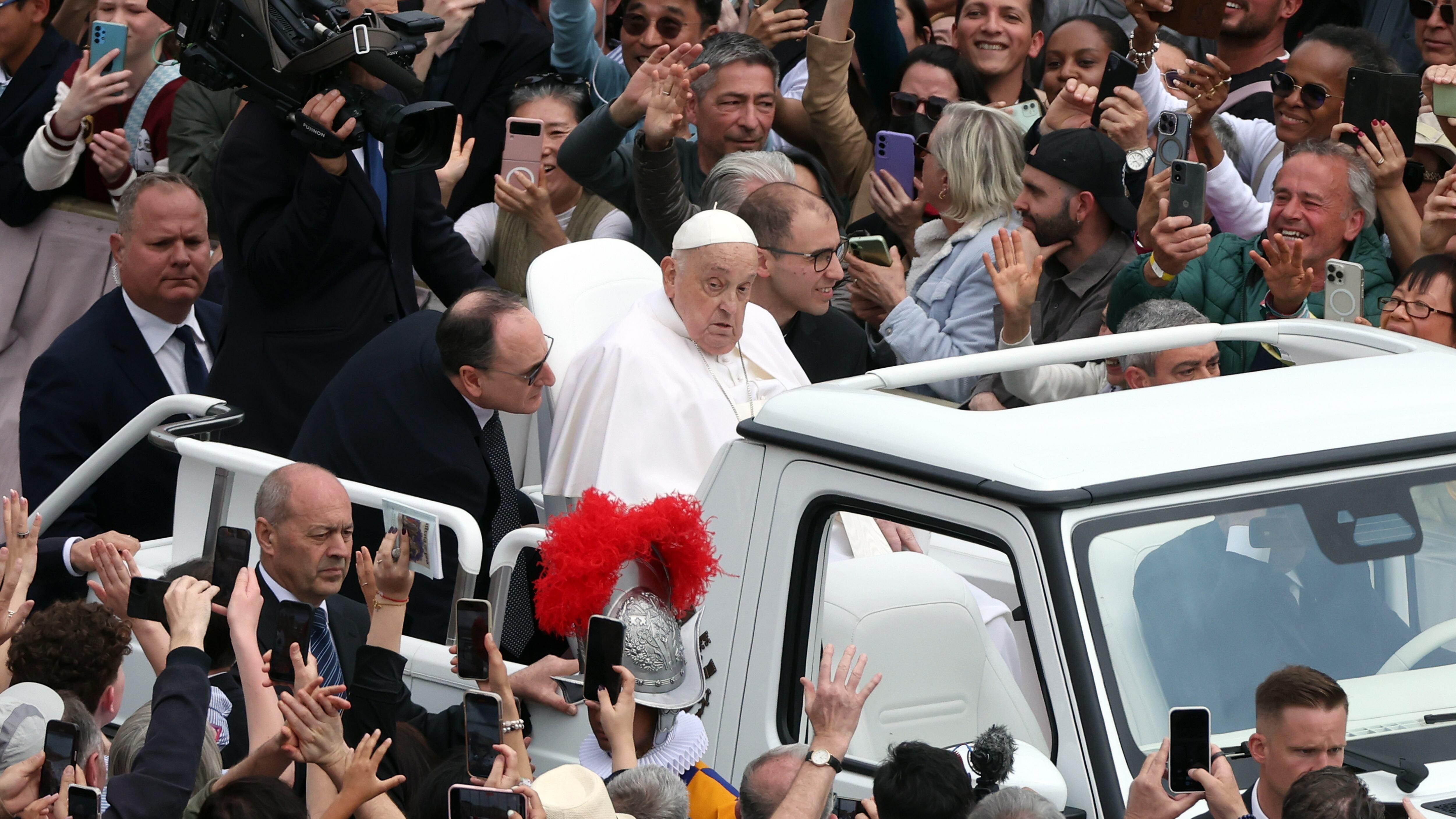 Il suo calvario di Pasqua. Ha disobbedito ai medici per abbracciare i fedeli