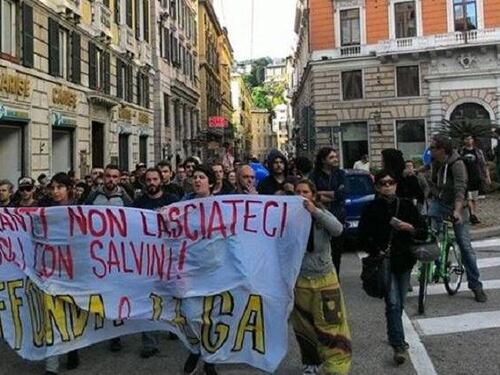 Scontri a Genova, antagonisti lanciano oggetti contro i sostenitori di Bucci