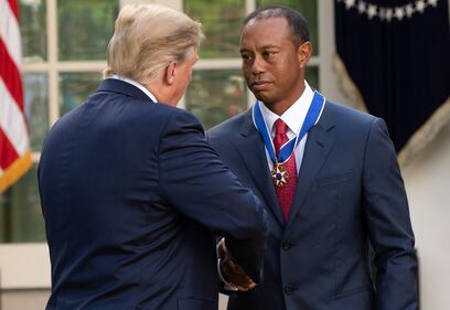 Donald Trump conferisce a Tiger Woods la medaglia presidenziale della Libertà 4