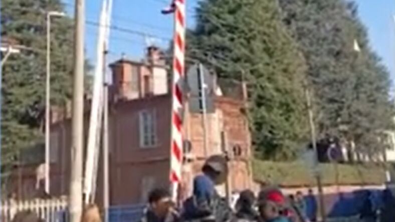Appeso per 20 minuti alla sbarra del passaggio a livello: angoscia per un 13enne