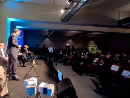 Blitz di Greenpeace alla Ripartenza di Porro. E il pubblico li caccia: "Andate via!"
