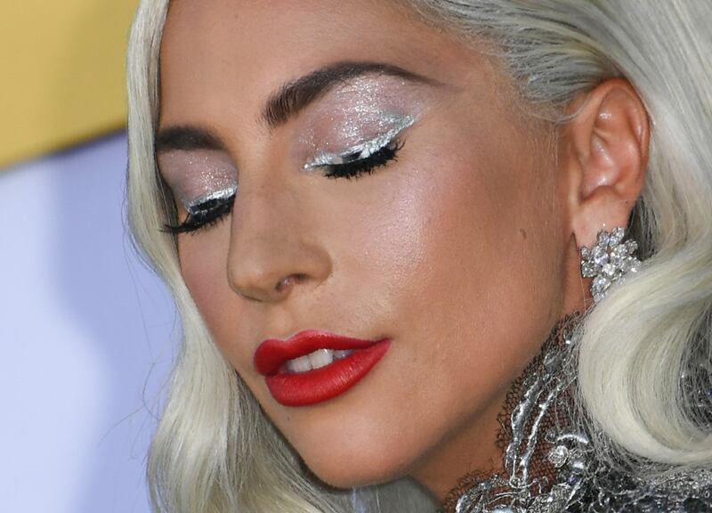 Lady Gaga, scollatura hot alla première 11