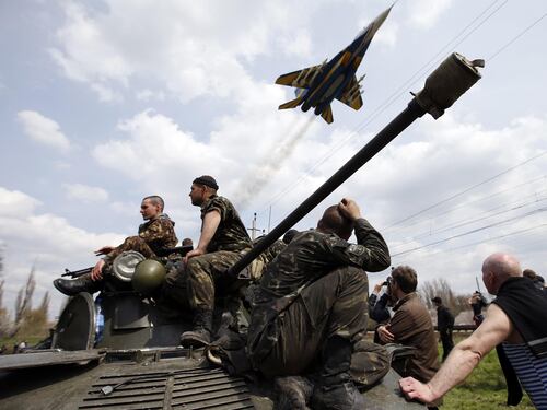 Kiev, la resa dei primi soldati. Consegnate le armi ai filorussi