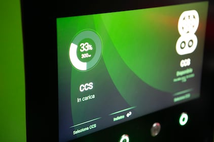 Oltre 4.100 chilometri percorsi in 24 ore, più di 2.000 per ciascuna vettura: Zeekr 7X e Zeekr 7GT completano la 24 Heures du GRA con appena un'ora e 44 minuti di ricarica complessiva in media per auto, soste inferiori ai 16 minuti e un costo medio dell'energia di soli 224 euro per vettura, con abbonamento.