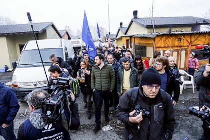 Torino, Salvini circondato dai bambini rom 5