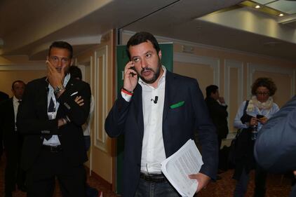 Salvini si mette la giacca 6
