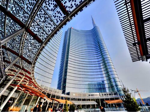 Gli alieni atterrano in Gae Aulenti
