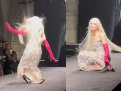 La caduta in passerella, il gesto stizzito poi le scuse: cosa è successo a Kristen McMenamy