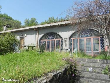 In vendita la villa di Lucio Dalla sull'Etna 2