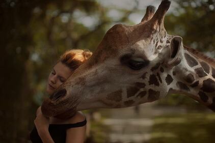 Katerina Plotnikova, modelle e animali posano insieme 19