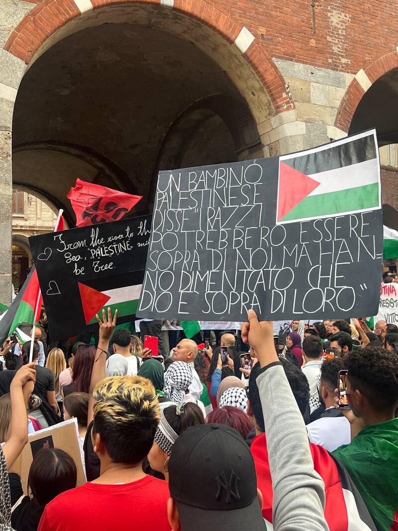 Milano, in piazza l'odio rosso contro Israele e il governo 4