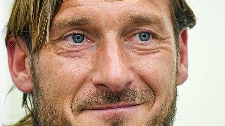 "Si sono baciati davanti ai figli". Presentazioni ufficiali per Totti e Noemi
