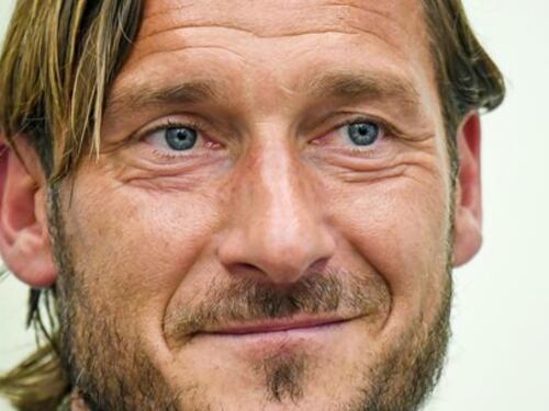 "Si sono baciati davanti ai figli". Presentazioni ufficiali per Totti e Noemi