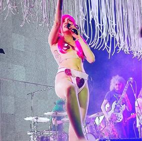 Miley Cyrus, bebè per il nuovo singolo 18