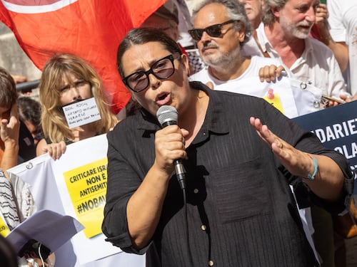 Urla e bandiere: al sit-in di sinistra fanno il tifo per i terroristi