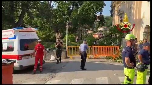 Albero cade davanti alla chiesa di San Pietro a Luino: 8 feriti, di cui 2 gravi 5