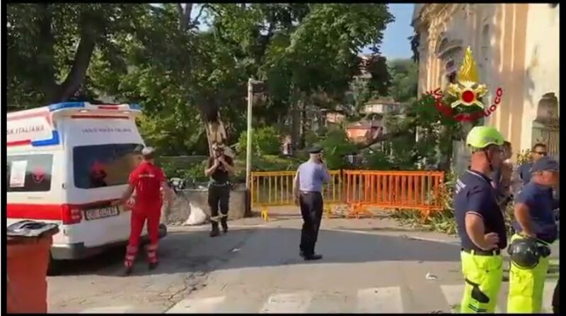 Albero cade davanti alla chiesa di San Pietro a Luino: 8 feriti, di cui 2 gravi 5