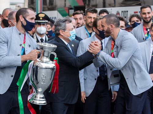"Che parate!". E a Palazzo Chigi scoppia in un boato