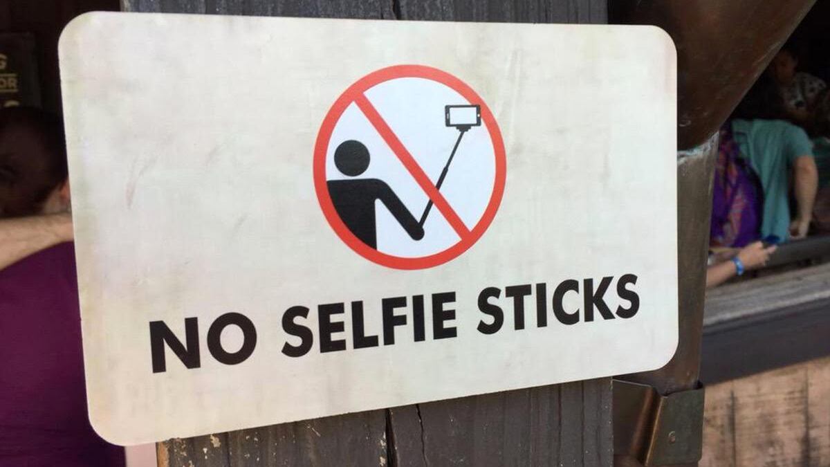 Bastoni per i selfie vietati