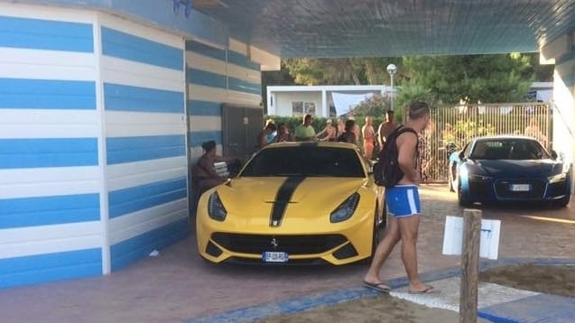 Balotelli parcheggia la Ferrari sulla spiaggia