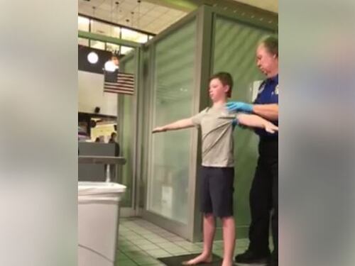 Dallas, disabile perquisito in aeroporto. La madre: "Trattati come cani"