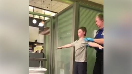 Dallas, disabile perquisito in aeroporto. La madre: "Trattati come cani"