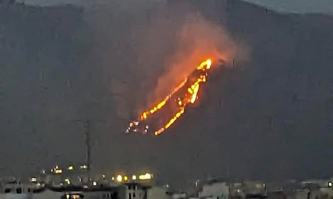 Palermo circondata dal fuoco, chiuso l'aeroporto. I roghi bloccano i soccorsi: muore un'anziana 2