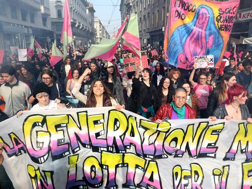 Sfilano le "transfemministe": in piazza il tifo per i violenti