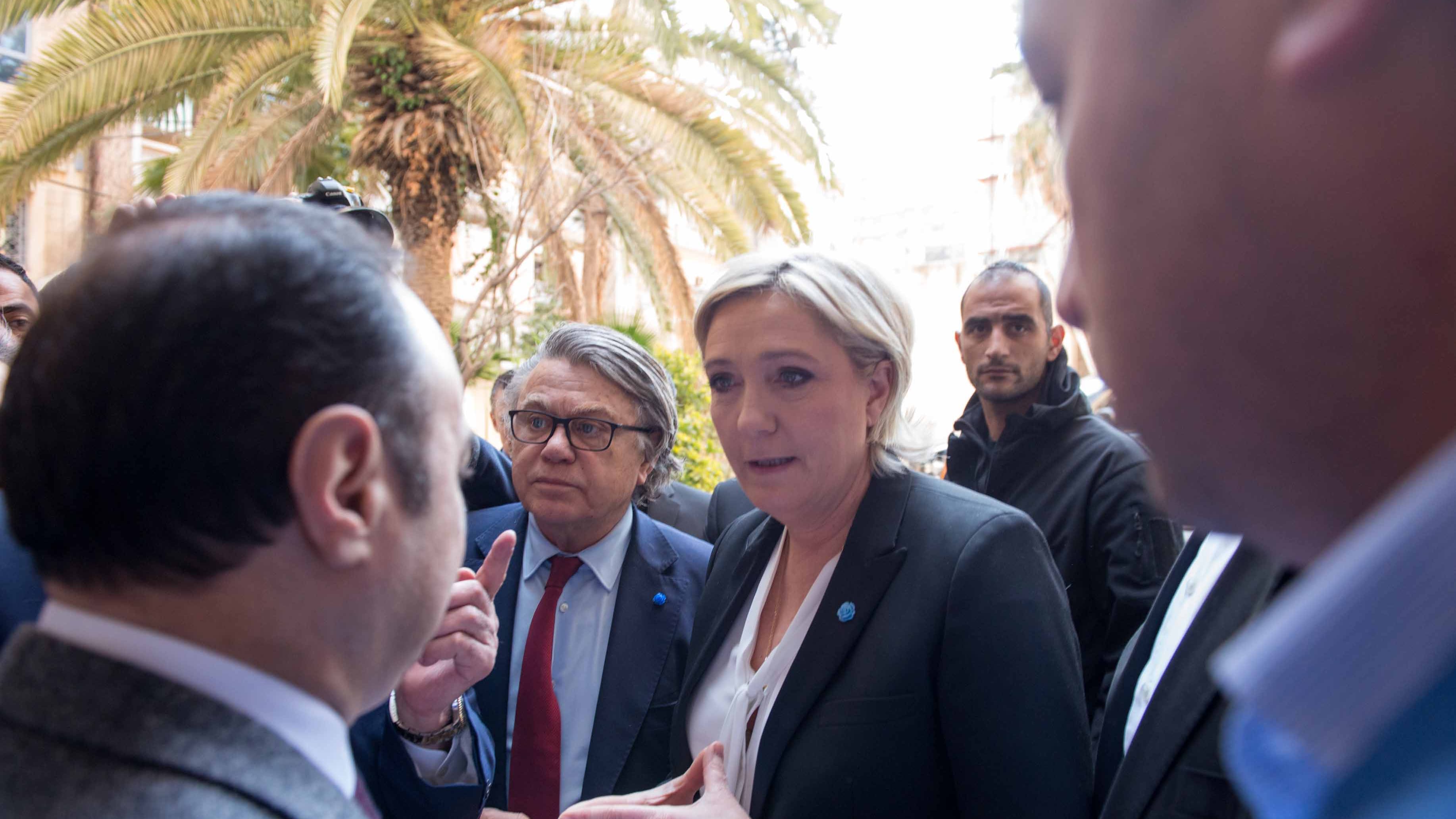 Niente velo, Le Pen si ribella all'islam