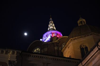 La Cappella del Guarini di Torno illuminata con il tricolore francese  6