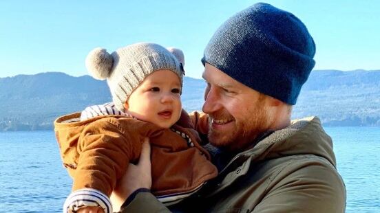 Harry e Meghan denunciano i paparazzi per le foto rubate del figlio