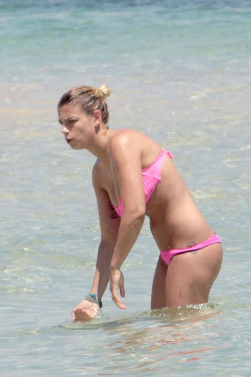 Emma Marrone, curve hot in barca 20