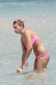 Emma Marrone, curve hot in barca 20