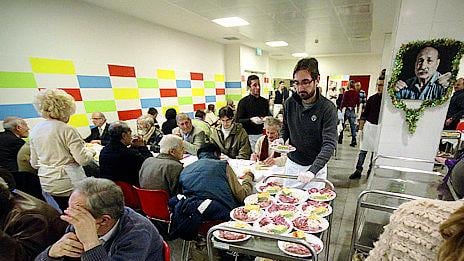Un uovo ai milanesi più poveri: in 300 all'Opera Cardinal Ferrari IN CODA Pranzo pasquale per i meno fortunati. Aumenta il numero dei bisognosi in cerca di aiuto