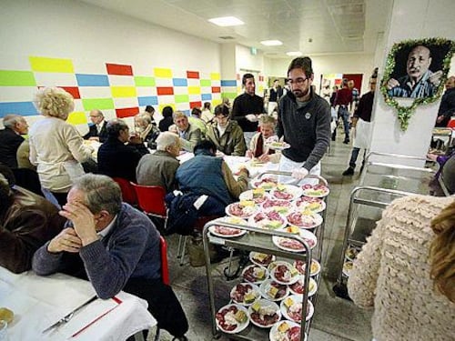 In 200 al pranzo di Ferragosto. Cardinal Ferrari accoglie gli ultimi