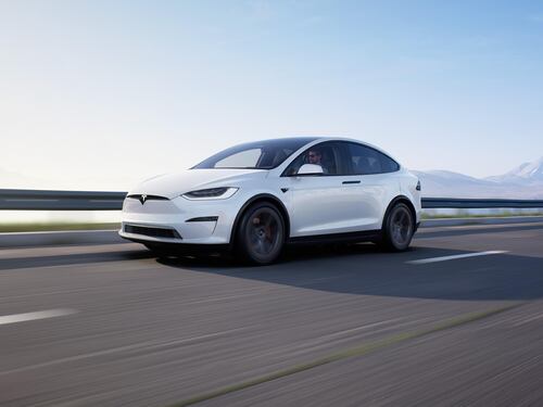 “Aumenta rischio di incidenti”. Tesla richiama oltre 360mila veicoli