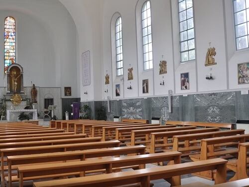 Escrementi dappertutto, anche sull'altare: lo sfregio contro una chiesa di Ostia