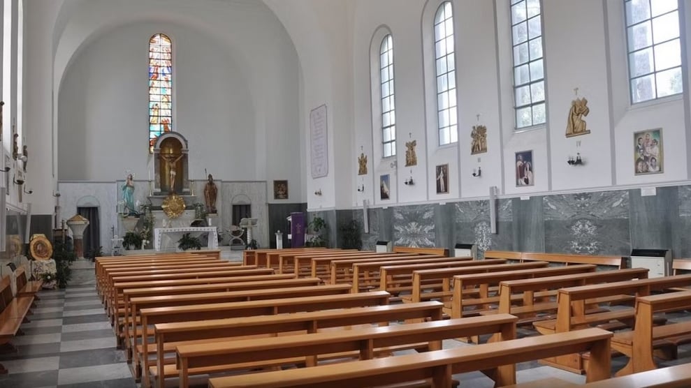 Escrementi dappertutto, anche sull'altare: lo sfregio contro una chiesa di Ostia