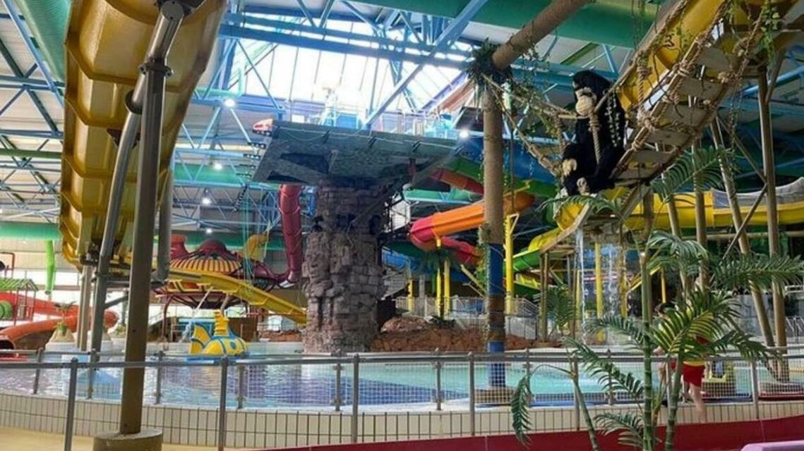 Occhi irritati, gola che brucia, nausea: paura al parco acquatico. Cosa è successo