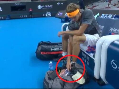 Zverev sorpreso con il cellulare in campo. Lui nega: ''Era una bottiglia''
