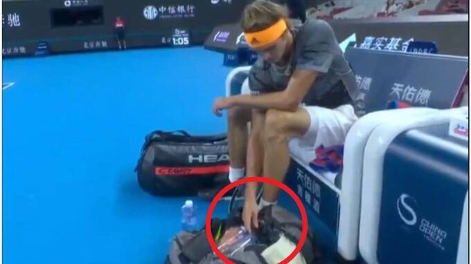 Zverev sorpreso con il cellulare in campo. Lui nega: ''Era una bottiglia''