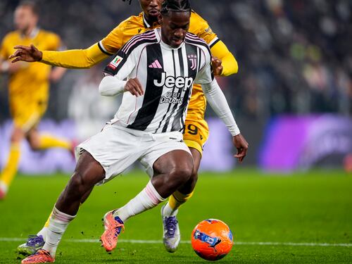 A Cagliari cori razzisti contro Davis e Solet. E la tv gira lo sguardo
