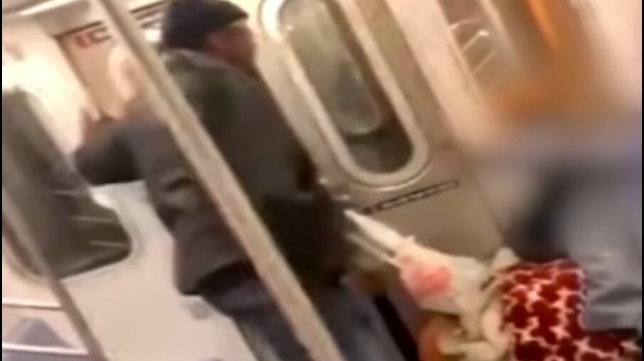 New York, pesta una clochard in metro: video virale sui social