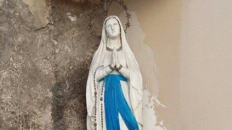 L’Aquila, danneggia la statua della Madonna in chiesa: il gesto filmato dalla madre